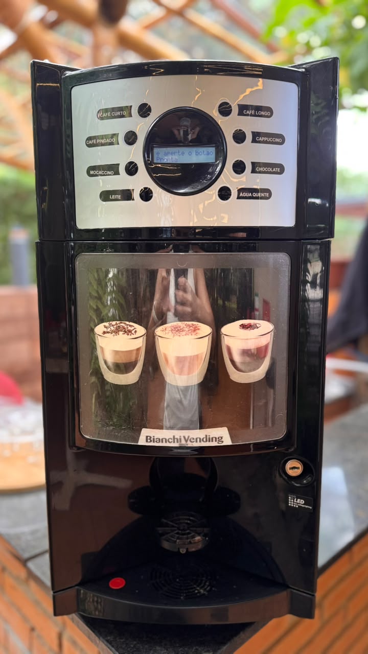 Máquina de café e cappuccino à disposição dos alunos