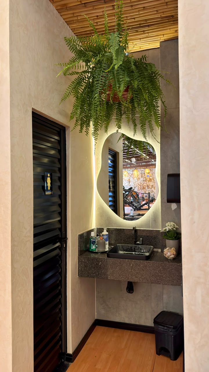 Lavabo com plantas suspensas e iluminação suave